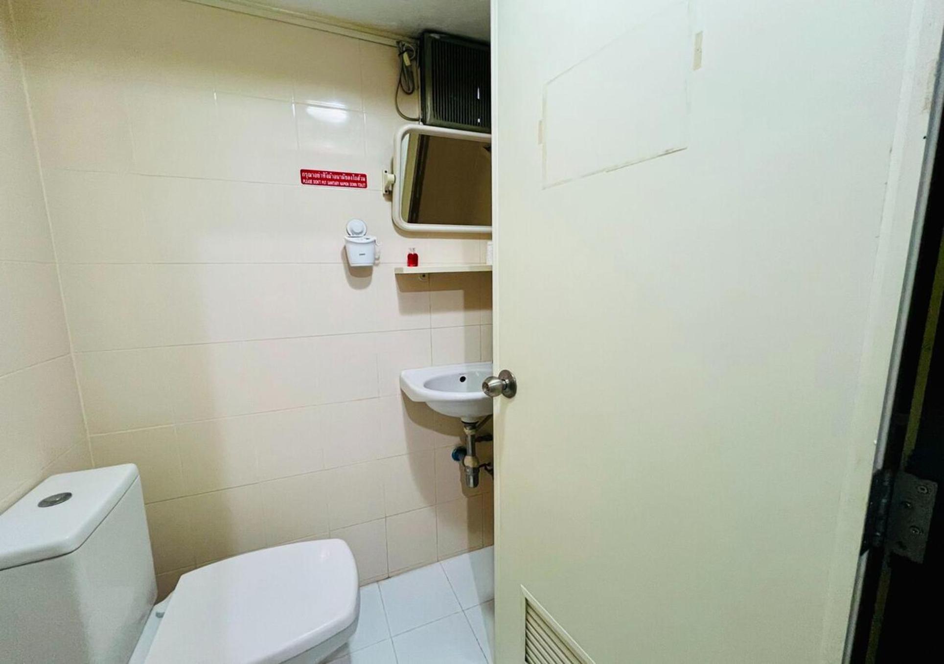 Hotel Ree House@Soi Cowboy-Asoke Bts-Mrt Bangkok Exterior foto